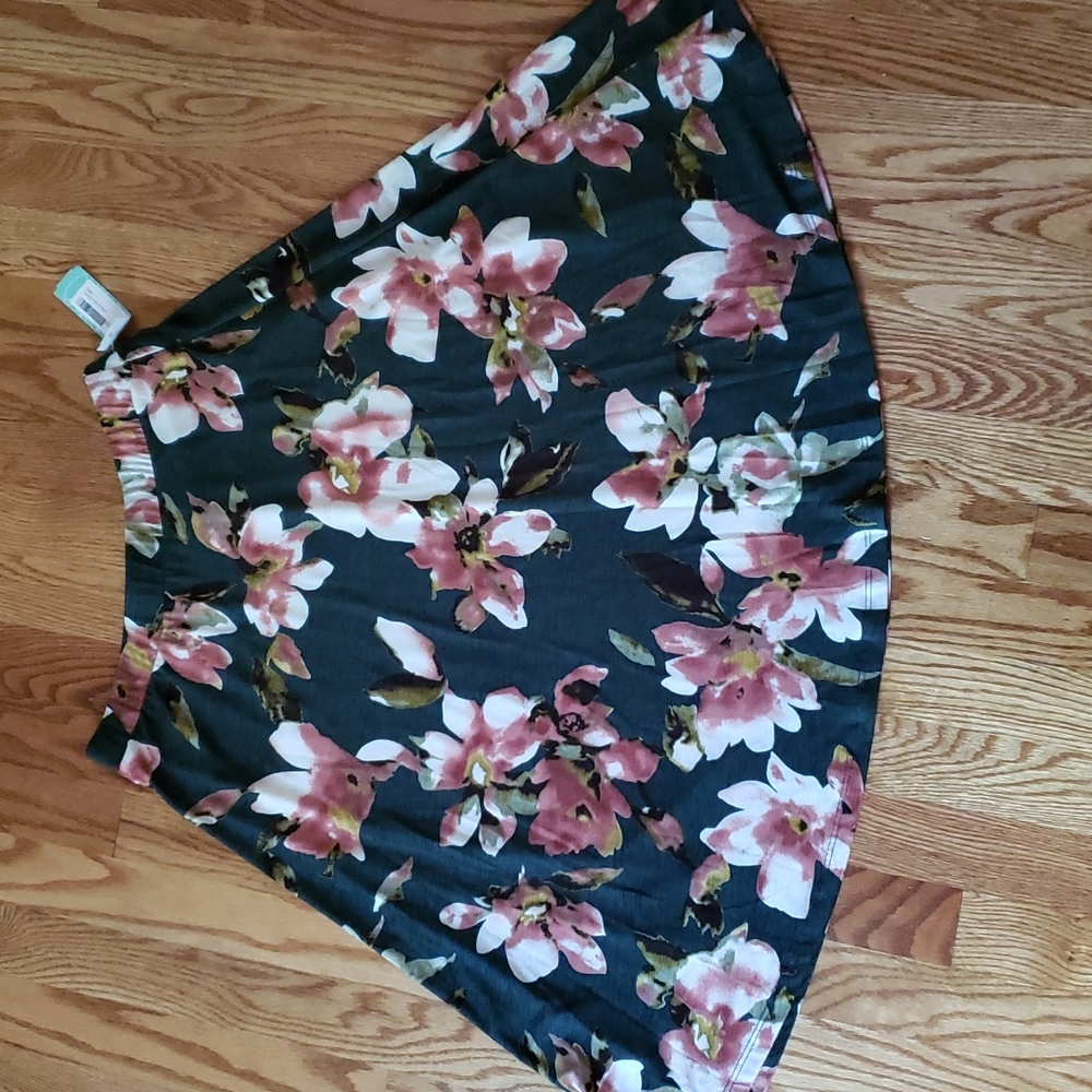 NWT Gilli floral flare skirt